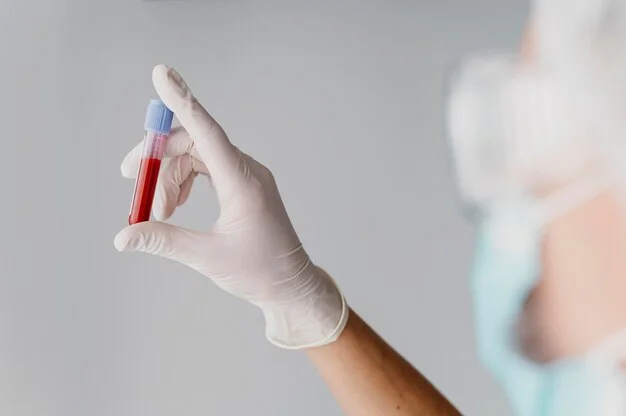 medico vista posterior sosteniendo muestra sangre 23 2148847221 (1)